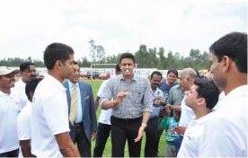 Mr. Anil Kumble tosses the coin in favour of the GIIS Parent Team