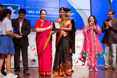 HE Ms Vijay Thakur Singh presenting Ms Ponnan Saradamani the GIIS Innovator Award