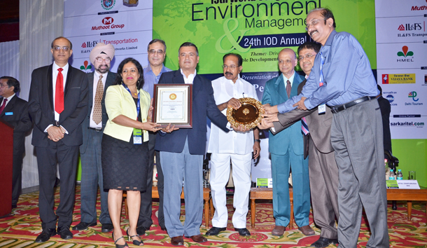 L to R: Mr Rajeev Katyal, Lt. Gen. J S Ahluwalia, PVSM (retd), Ms Melissa Maria, Mr Atul Chaturvedi, Mr Rajiv Vasudeva, Honble Dr M Veerappa Moily, Justice (Dr) Arijit Pasayat, Mr Atul Temurnikar and Mr B G Shenoy with the Golden Peacock Eco-Innovation Award