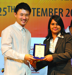Sangitaa Singh receiving the Mahatma Gandhi GIIS Extra Mile Award from Mr Baey Yam Keng, Member of Parliament for Tanjong Pagar GRC, Singapore, in 2010