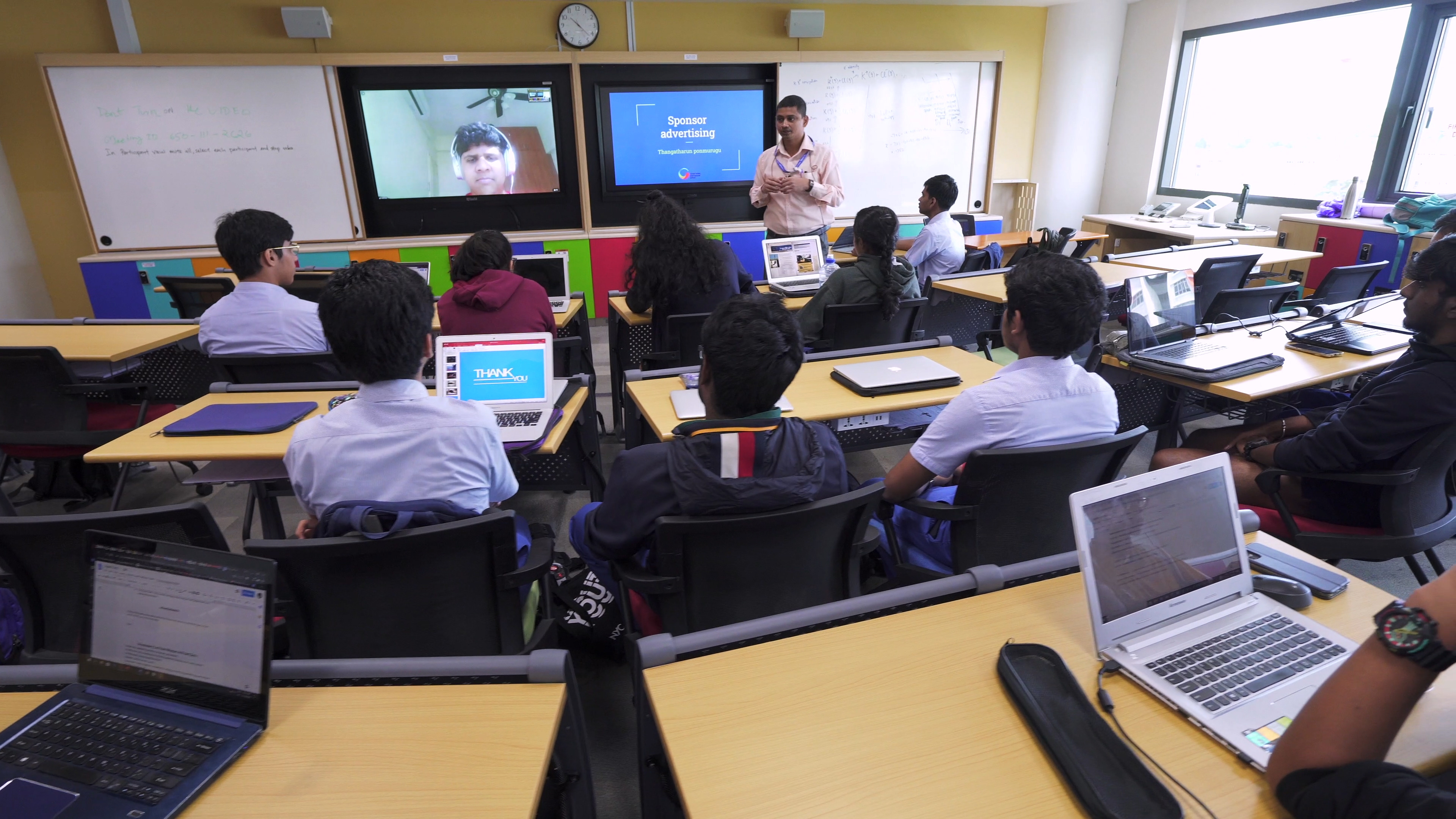 students-participating-in-large-numbers-in-virtual-classroom